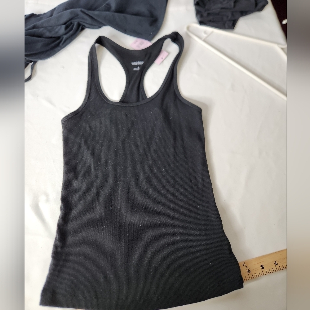 Set of 4 Tank Tops (XS & S) - Picture 11 of 16